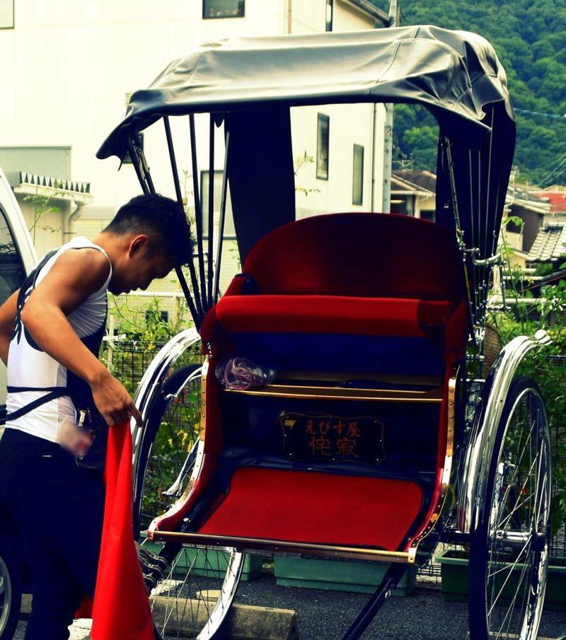 京都・嵐山で乗る「人力車」の料金は。高い？それとも安い？