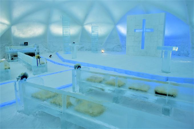 冬の最も寒い季節だけ登場する「氷の教会」
