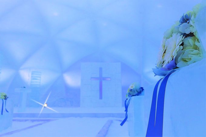 神秘的な空間と音色で満たされる「氷の教会」と「氷の楽器屋」