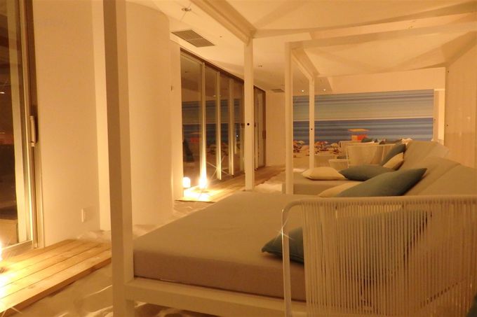 ここが熱海？星野リゾート　リゾナーレ熱海で真っ白な砂浜のカフェ発見