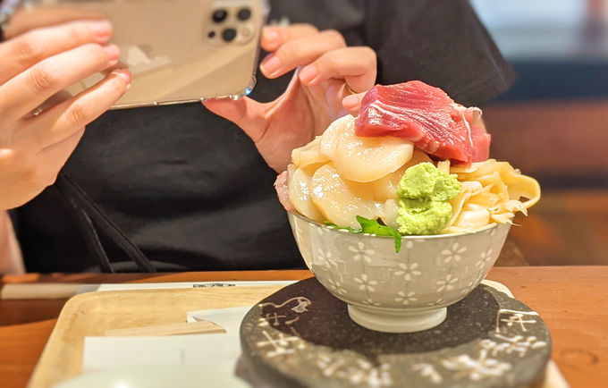 シハチ鮮魚店 の海鮮丼が話題 今食べたい札幌海鮮グルメ 北海道 トラベルjp 旅行ガイド