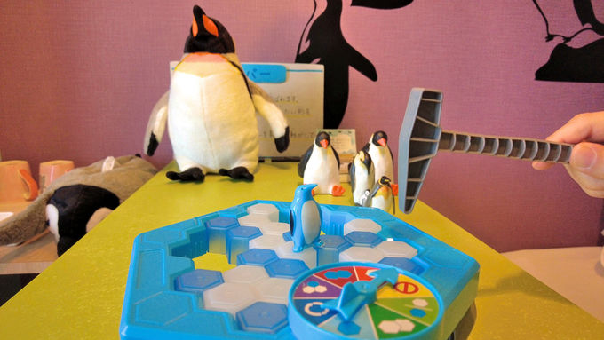 激しすぎるペンギンたちのお出迎え「ペンギンルーム」
