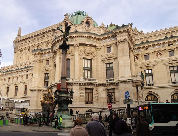 宮殿のようなオペラ・ガルニエの入口は？「シャルル・ガルニエ」を探そう