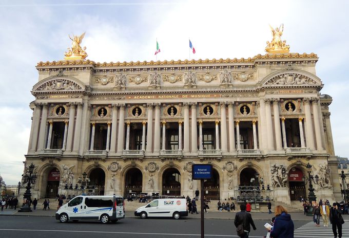 宮殿のようなオペラ・ガルニエの入口は？「シャルル・ガルニエ」を探そう