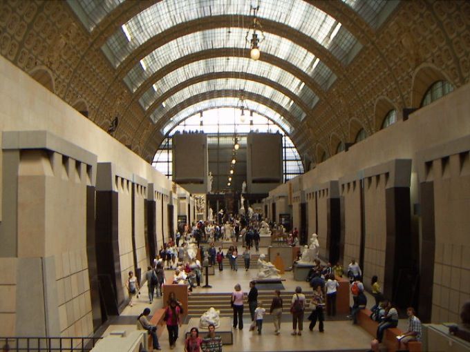駅舎を改装した巨大美術館