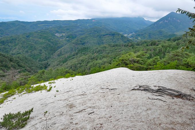 驚きの裸山 白く広がる山梨 白砂展望台と白砂山トレッキング 山梨県 Lineトラベルjp 旅行ガイド