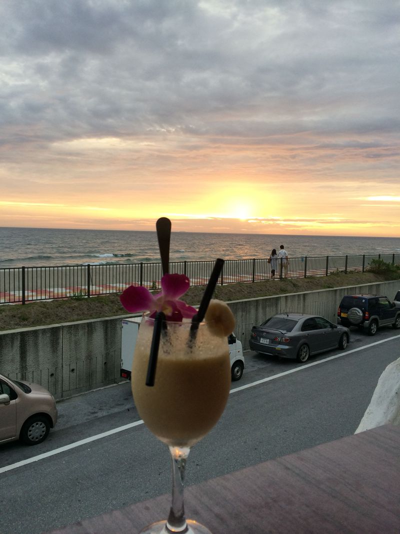 テラス席で北谷の海の夕陽に感動！沖縄・トランジットカフェでリゾートごはん