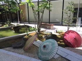 廊下にズラリと並ぶ工芸品と庭が自慢！金沢「彩の庭ホテル」で和と緑に癒される休日