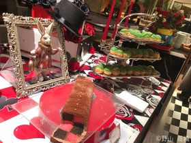 ヒルトン東京「マーブルラウンジ」アリスがテーマのリアル体験型デザートビュッフェ！