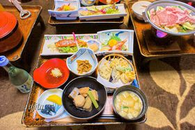 �򎿍ō��Ɖ���ʂ̊ԂŘb��I����������u���������v�͏h�����ō��̋L���T���l�C��