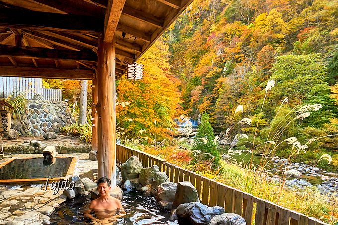 紅葉の絶景を一望出来る！鷹の湯温泉館内の露天風呂