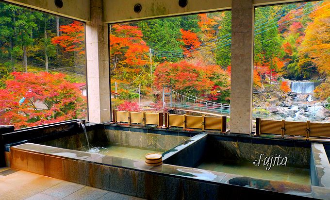 十石上湯温泉「源氏の湯」は、内湯から大柳川渓谷の紅葉を一望！