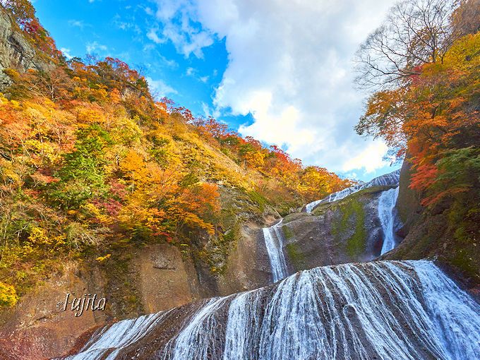 「袋田の滝」の紅葉は、茨城県を代表する秋の絶景