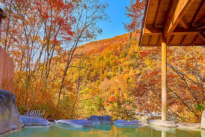 七味温泉紅葉館の露天風呂から紅葉の絶景を一望！