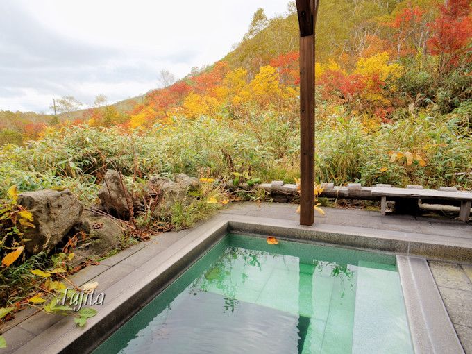 五色温泉別館の露天風呂でも紅葉狩り可能！