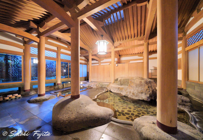天平風呂は日本画家が設計！芸術的な風情の温泉