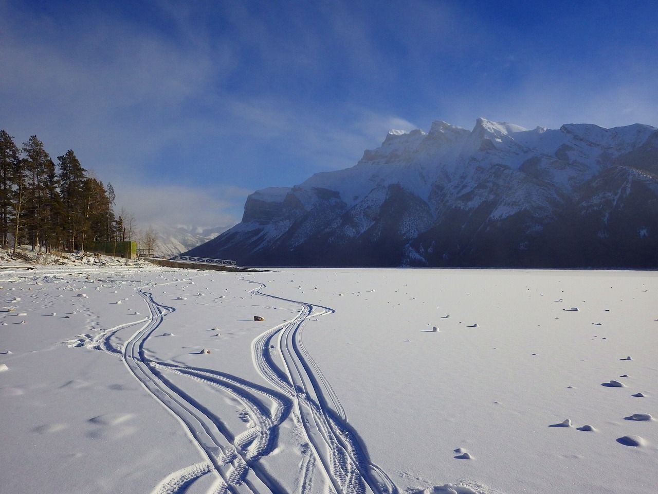 氷結した湖面は、そのままスケートリンクに！勿論、歩いてハイキングも可能