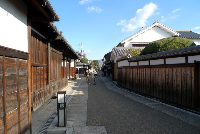 日本の道百選にも選ばれた、石畳の通りへ