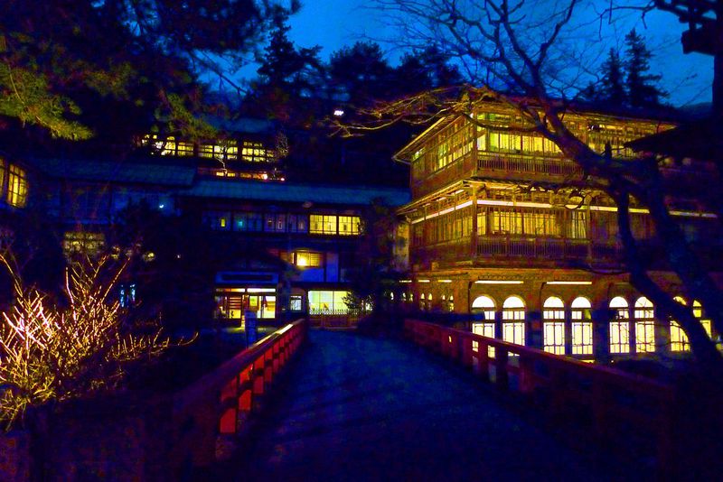 日本最古の湯宿・四万温泉「積善館」へ。『千と千尋の神隠し』の世界がココに！