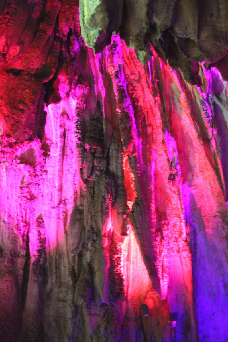 神秘的な穴場洞窟！スイス・バール「ヘルクロッテン」
