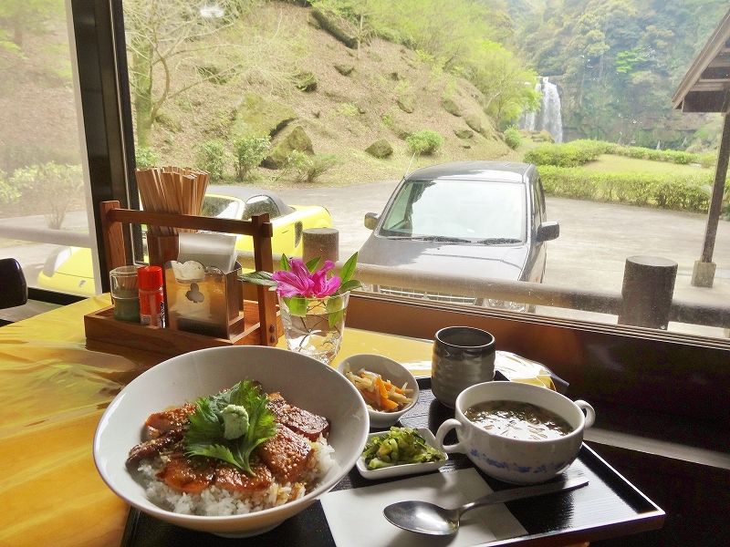 大滝の茶屋で滝を見ながら食べる「ヒラマサ丼」は絶品