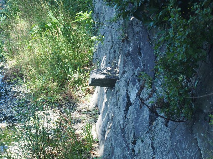 全国的にも貴重な折れ曲がり塀の遺構「舌石」