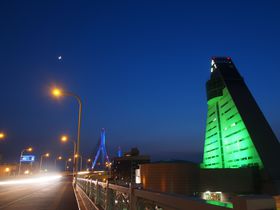 �X�w���ӂ̂������ߊό��X�|�b�g9�I �A�[�g�Ȍi�F�Ɋ����I�̋L���T���l�C��