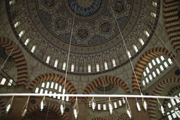イスタンブールのアヤソフィアのドームに匹敵する巨大ドーム