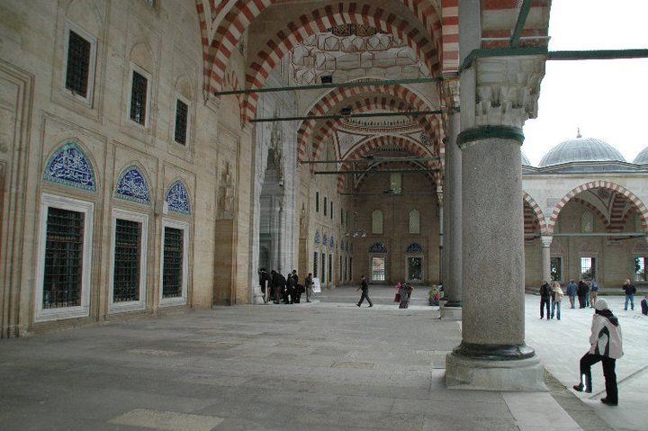 モスクの中庭には、神学校跡と子供図書館
