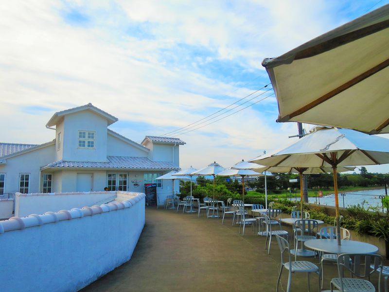 琵琶湖を望む白亜の「ジュブリルタン」クラブハリエが手がけるパン専門店！