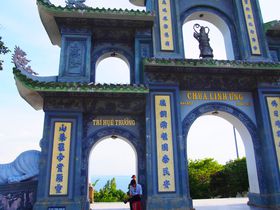 ダナン「リンウン寺」巨大レディブッダと青い海の絶景を楽しむ