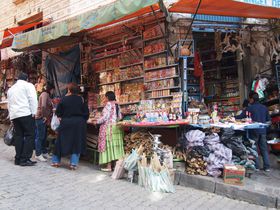 �W��3600���[�g���I�{���r�A�̊X���p�X������̋L���T���l�C��