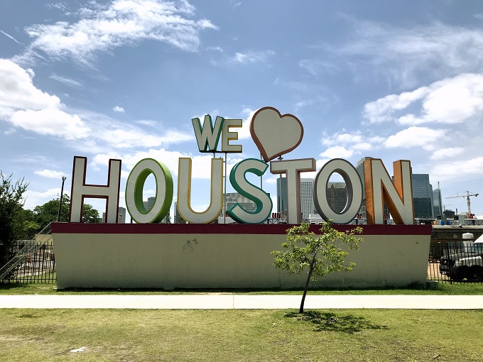 「ヒューストン」の巨大ロゴ入り写真が撮れる！フォトスポット5選