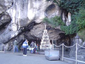 フランス、奇跡を起こすカトリックの巡礼地「ルルドの泉」