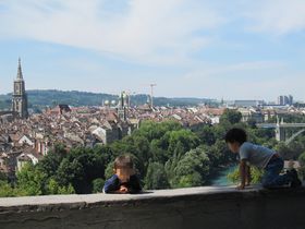 世界遺産の古都を見下ろす絶景スポット！スイス・ベルン「ローゼンガルテン」