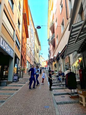 �C�^���A�����ɋ߂��������ȓ�X�C�X�̊X�A���K�[�m�֍s�����̋L���T���l�C��