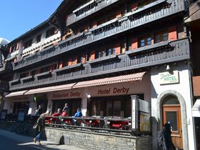 駅チカ、スイスの山小屋風スタイルが魅力 ツェルマット「ホテル ダービー」
