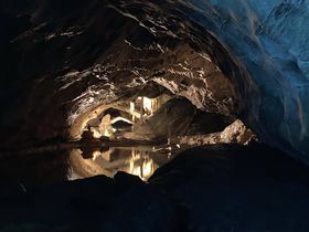 スイス・インターラーケン郊外の湖畔に潜む「聖ベアトゥス鍾乳洞」