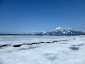 福島の名峰「磐梯山」を望む！冬の「猪苗代湖」周辺スポット3選