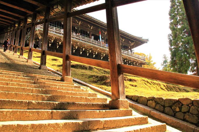 眺望が素晴らしい！山の斜面に建つ「東大寺・二月堂」