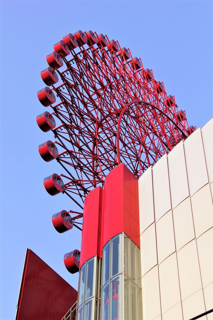 人気観光スポット「梅田スカイビルの空中庭園」「HEP FIVEの赤い大観覧車」「グランフロント大阪」