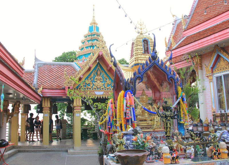 静かな港町をぐるりと眺望！タイの英雄が建てたロイ島寺院