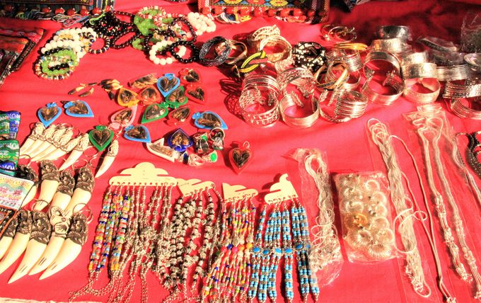 山岳民族「モン族」のお土産！色鮮やかな刺繍で作られたバッグやポーチ！神秘的なアクセサリー、ペンダント