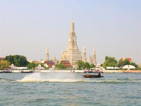 渡し船で行くタイ・バンコクの寺院！ワットアルンが白すぎる