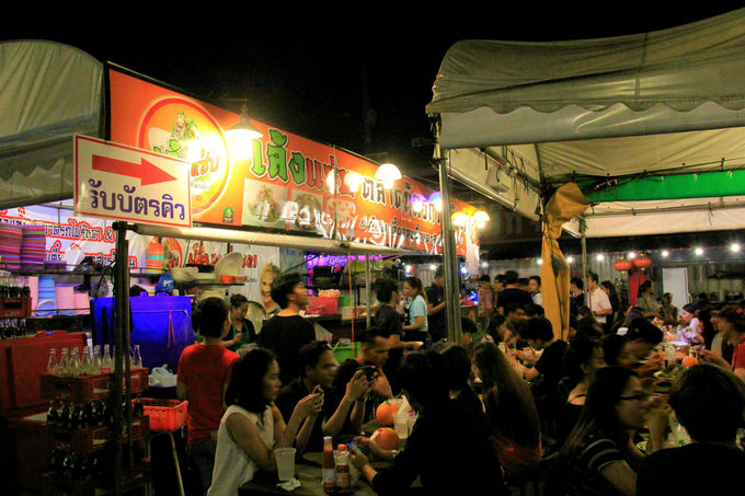 ラチャダー鉄道市場はグルメの宝庫！タイ料理が安い！