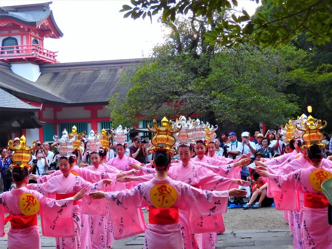 山鹿灯籠祭りは大宮神社での奉納灯籠踊りでスタート