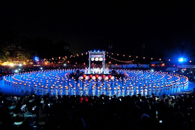 山鹿灯籠祭りのハイライト、千人灯籠踊り