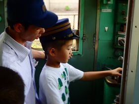 �z�����m�̓d�Ԃ��^�]�I���q�d�S�̂��d���̌��ɒ��킵�悤�I�̋L���T���l�C��