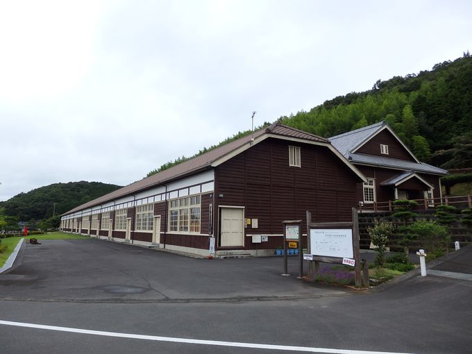 旧宇和町小学校は宇和盆地を見下ろす高台に佇む、古い木造校舎