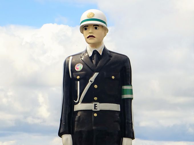 宮古島まもる君は島の交通安全を見守る警察官（型人形）